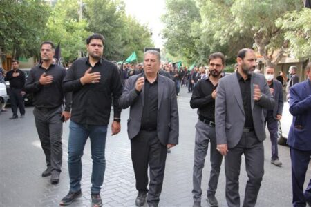 طنین سینه‌زنی كاروان عزاداران حسینی شهرداری گلپایگان در شهر
