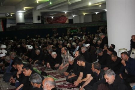 استقرار میزخدمت شهرداری گلپایگان در مصلی نماز جمعه