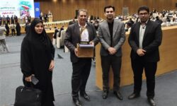 افتخاری دیگر برای گلپایگان / لوح تقدیر جشنواره شهید رجایی در دستان شهردار گلپایگان